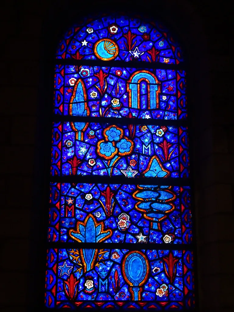 Vitrail Baie 1 - Symboles de la Vierge dans l'église Saint-Hélier de Beuzeville