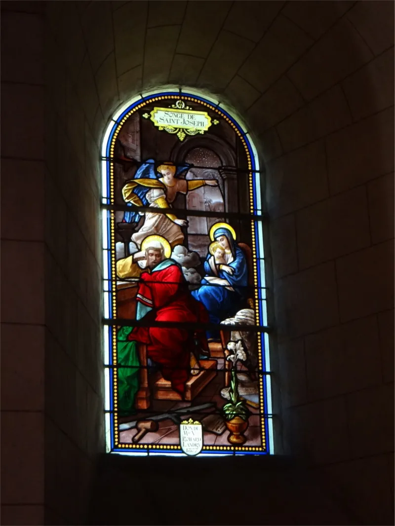 Vitrail Baie E : Songe de Saint-Joseph dans l'Église Notre-Dame de Chennebrun