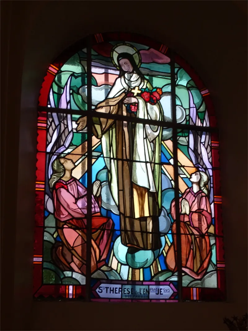 Vitrail Baie A : Ste Thérèse-de-l'Enfant-Jésus dans l'Église Notre-Dame d'Andé