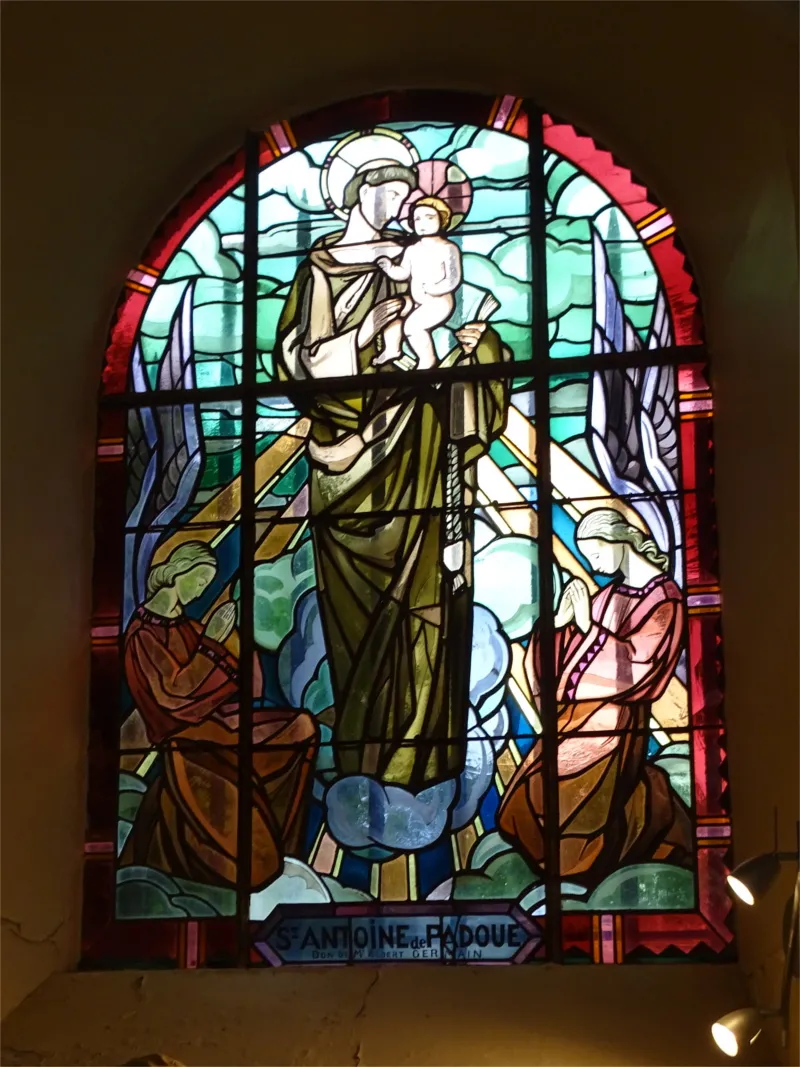 Vitrail Baie B : St Antoine de Padoue dans l'Église Notre-Dame d'Andé
