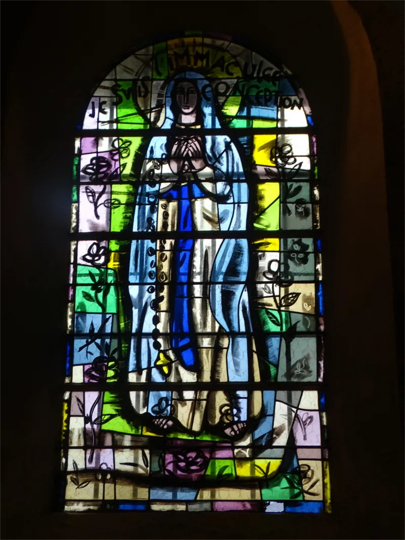 Vitrail Baie 11 : Je suis l'Immaculée Conception dans l'Église Saint-Quentin de Poses