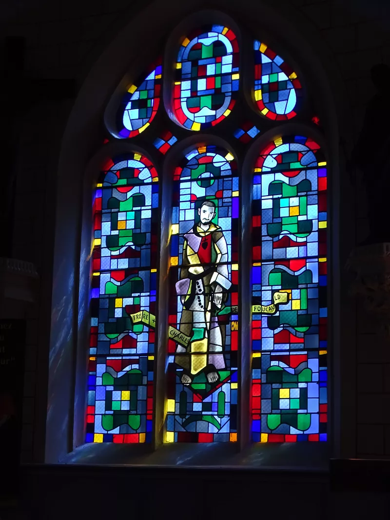 Vitrail Baie 1 : Frère Charles de Foucauld dans l'Église de Saint-André-de-l'Eure