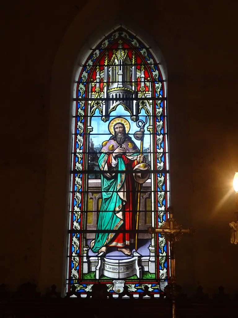 Vitrail Baie 2 : St Jacques le Majeur dans l'Église Saint-Germain de Radepont