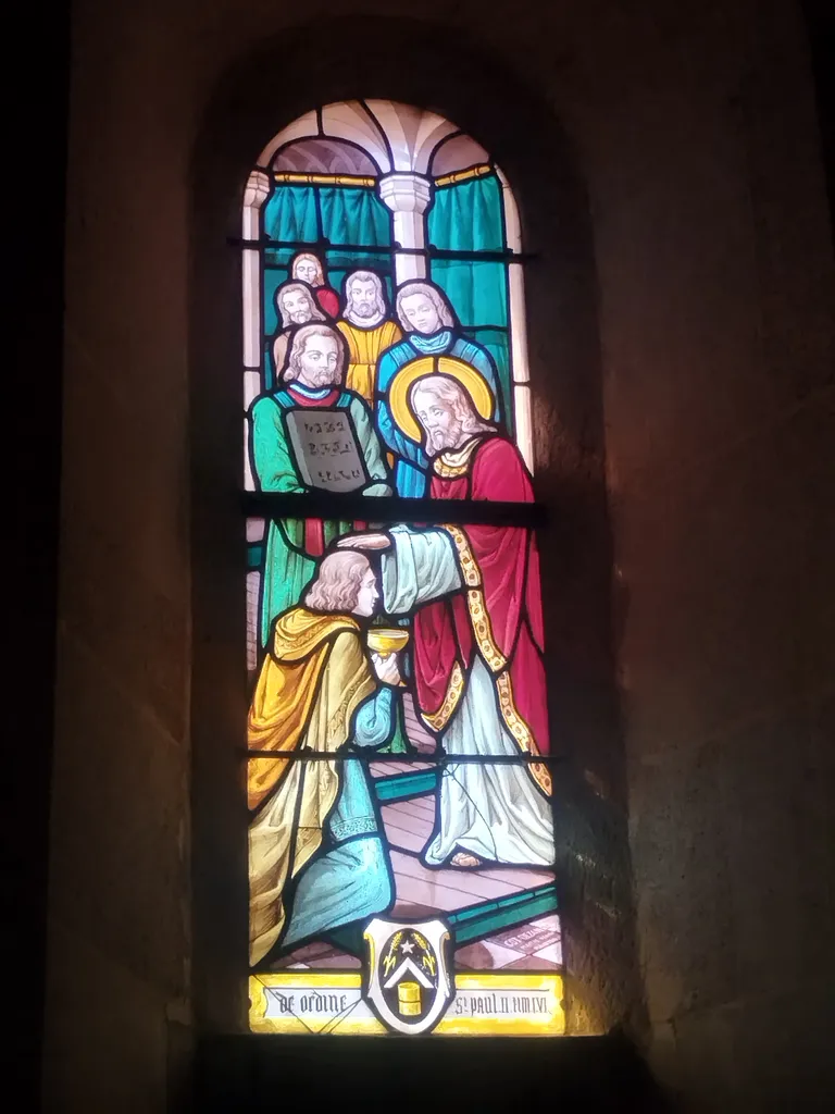 Vitrail Baie 6 : Sacrement de l'Ordre dans l'Église Saint-Ouen à Routot