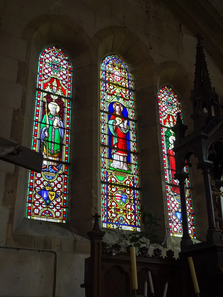 Vitrail Baie 0 : Saint-Germain, Sacré-Cœur, St-Charles-Bée dans l'Église Saint-Germain à Heuqueville