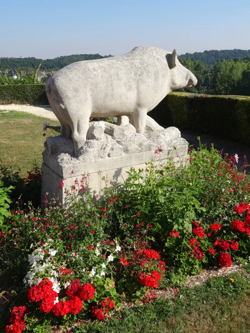 Statue de sanglier à Conches-en-Ouche